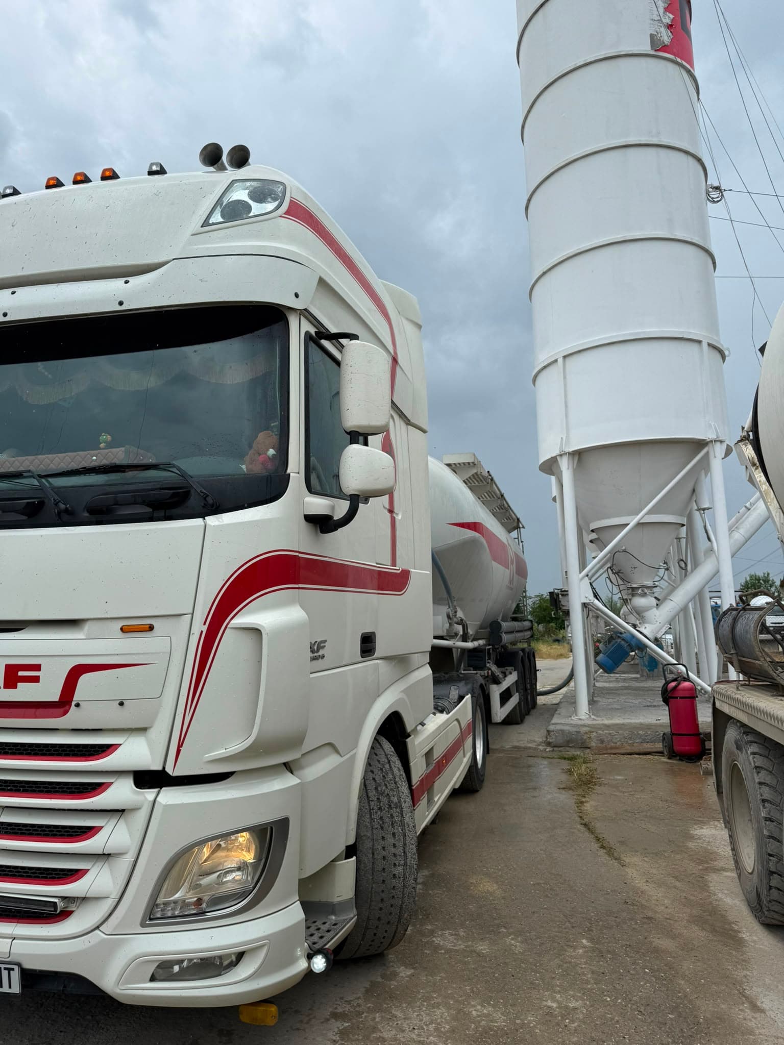Cap tractor DAF cu cisternă de ciment vrac MNT Grup