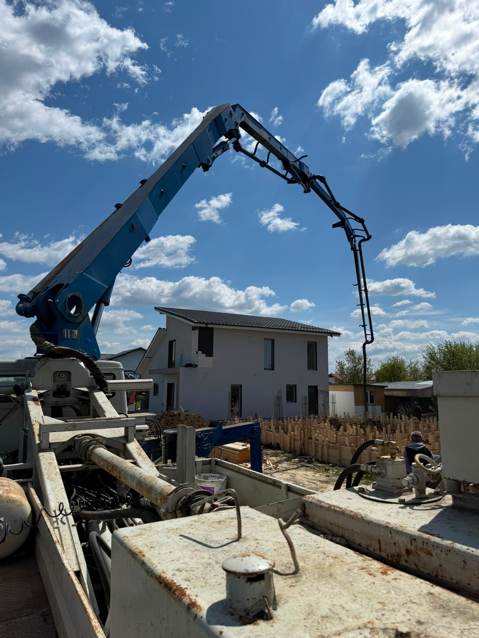 Utilaje MNT Grup la stația de betoane, la apus