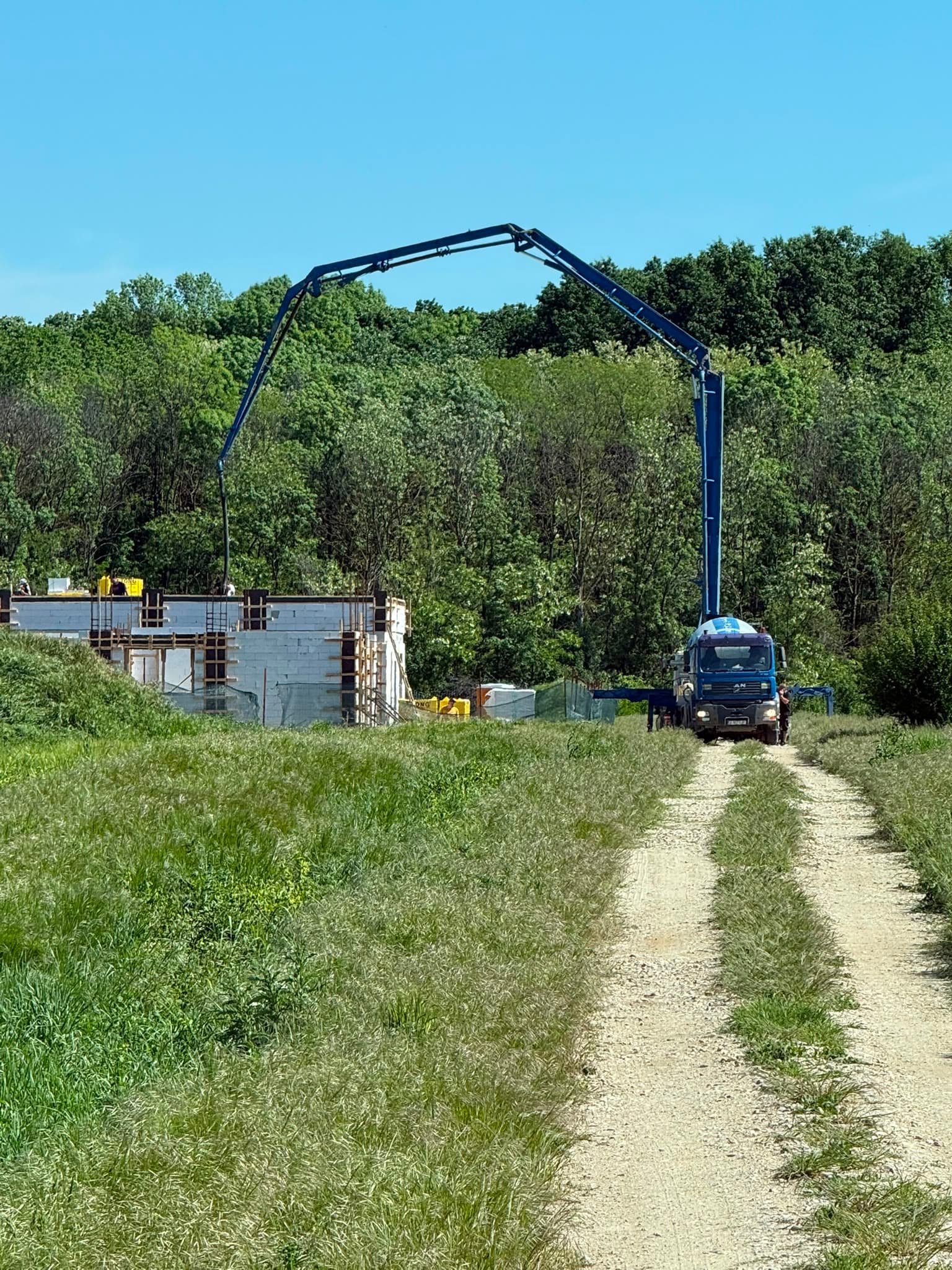 Autopompă de beton MNT Grup cu brațul desfășurat pe șantier