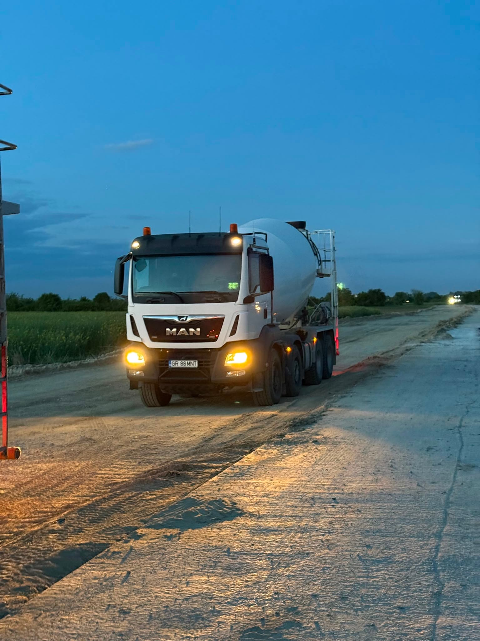 Cifă MAN MNT Grup transportă beton pe drum în Ilfov